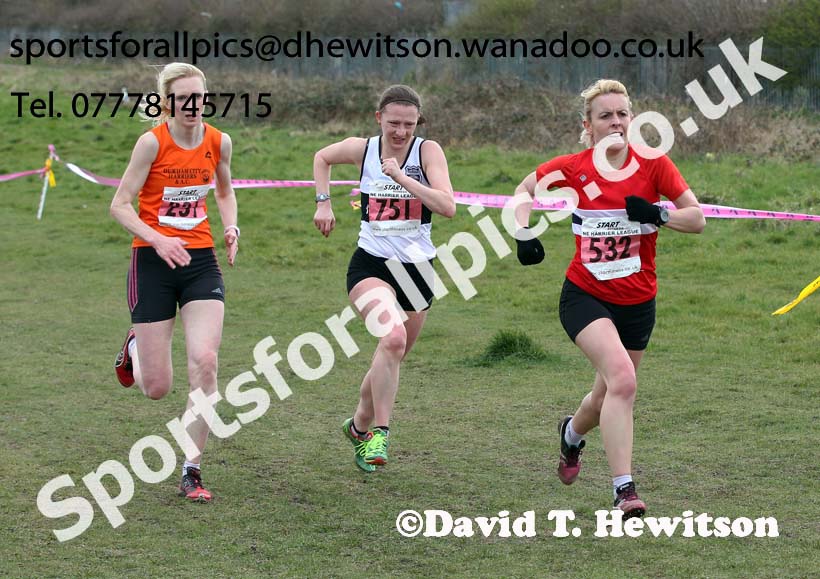 Kim Simpson (Durham City) outsprints 751 Isobel Knox (Tyne Bridge) 3rd and 532 Carla Maley (NSP) 2nd to win the senior womens NEHL Wrekenton, Gateshead. 2014 NEH, Wrekenton. Photo: David T. Hewitson/Sports for All Pics